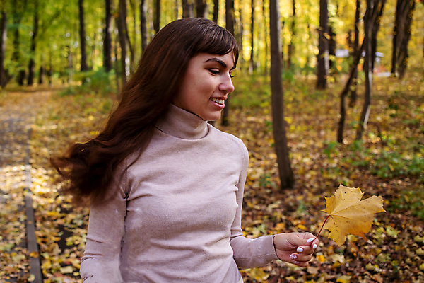 포토 JPG 해외이미지 나무 백인 모델 라이프스타일 웰빙 계절 공원 여자 행복 얼굴 잎 자연 하늘 한명 미소 사람 성인 야외 초록색 여름 빛 햇빛 태양 뷰티 노란색 유행 맑음 일몰 봄 기쁨 자유 가을 숲 해외포토 자연요소 서양인 식물 1 공공시설 감정 컬러 컨셉 날씨 표정 생활 신체부위 노을 생태계 파일형식 이미지허브