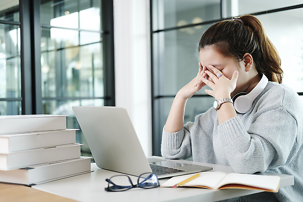 포토 JPG 해외이미지 여자 비즈니스 휴식 한명 상반신 성인 옆모습 노트북 눈감음 헤드셋 비즈니스우먼 손짚기 성인여자한명만 해외포토 1 뷰포인트 음향기기 컨셉 모션 사람 손짓 전자제품 헤드폰 직장인 여자한명만 성인여자만 파일형식 이미지허브