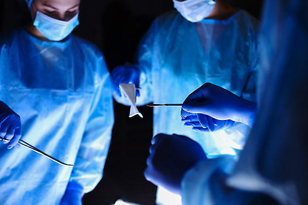 포토 JPG 해외이미지 직업 학생 유니폼 건강 병원 가면 사람 사람없음 내부 치료 약 방 고통 장비 환자 간호사 의사 코트 흰색 기구 램프 긴급 업무 도움 그룹 수술 질병 외과 돌봄 살균 해외포토 옷 감정 컬러 컨셉 의학 모션 조명 외투 의료진 작업 파일형식 이미지허브