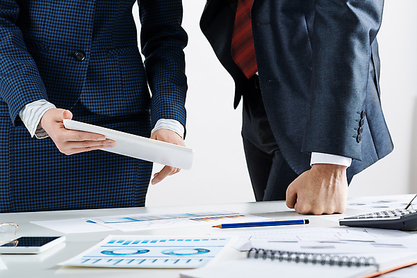 포토 JPG 해외이미지 여자 남자 비즈니스 실내 들기 정장 상반신 성인 두명 앞모습 옆모습 태블릿 주먹 업무 비즈니스맨 비즈니스우먼 동료 성인만 해외포토 옷 뷰포인트 관계 모션 사람 내부 전자제품 스마트기기 작업 직장인 파일형식 이미지허브