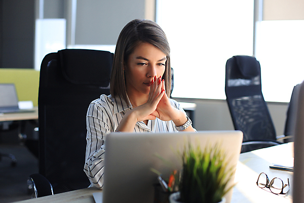 포토 JPG 해외이미지 서양인 여자 회사 한명 앉기 정장 상반신 성인 앞모습 노트북 사무실 업무 비즈니스맨 비즈니스우먼 집중 성인여자한명만 해외포토 외국인 1 옷 남자 뷰포인트 컨셉 비즈니스 모션 사람 전자제품 작업 직장인 여자한명만 성인여자만 파일형식 이미지허브