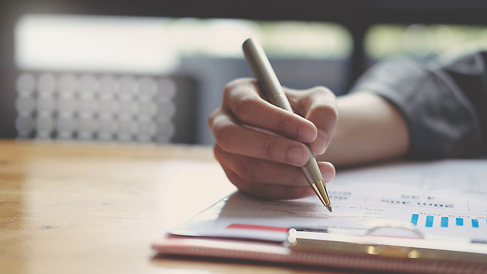 포토 JPG 해외이미지 손 비즈니스 실내 들기 아웃포커스 신체부위 펜 기록 문서 문서작성 문서작업 해외포토 모션 촬영기법 사람 내부 필기구 파일형식 이미지허브