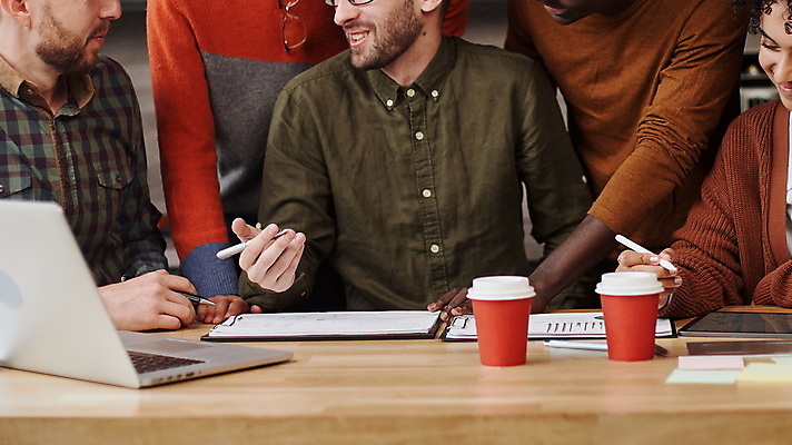 포토 JPG 해외이미지 직업 응시 커피 컨셉 인터넷 비즈니스 통신 설계 새로움 아이디어 직장 함께함 대화 설명 사람 여러명 노트북 사무실 디지털 방 정보 비즈니스맨 그룹 센터 토론 종업원 책상 동료 와이파이 해결 다민족 프로젝트 브레인스토밍 해외포토 시선 남자 음료 가구 다수 회사 관계 모션 말하기 전자제품 직장인 무선인터넷 파일형식 이미지허브