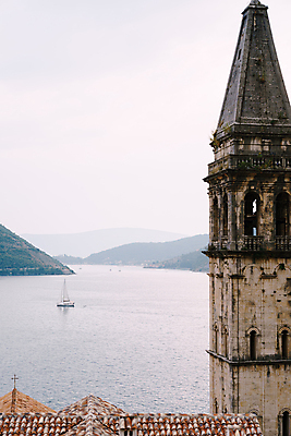 포토 JPG 해외이미지 벽 바다 요트 창문 지붕 벽돌 산 항해 사람없음 야외 건물 빨간색 세로 교회 탑 종 만 타일 아치 첨탑 종탑 몬테네그로 해외포토 건축물 컬러 배_교통 종교건축 파일형식 이미지허브