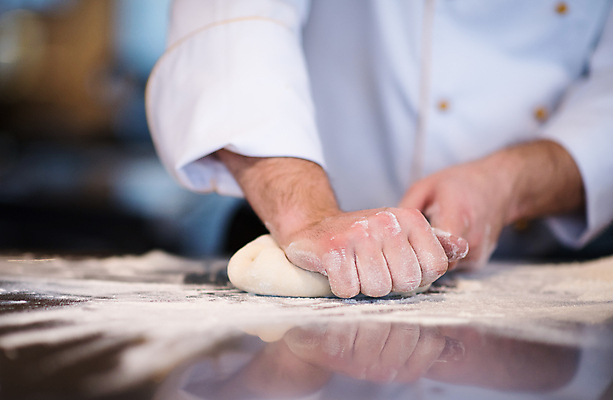 포토 JPG 해외이미지 남자 실내 요리 한명 상반신 성인 앞모습 주방 요리사 누름 반죽 밀가루반죽 도우 성인남자한명만 해외포토 직업 1 뷰포인트 모션 사람 내부 남자한명만 성인남자만 파일형식 이미지허브