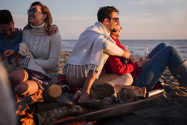 포토 JPG 해외이미지 주간 전신 커플 여자 남자 행복 함께함 웃음 앉기 여러명 상반신 성인 해변 야외 앞모습 옆모습 캠핑 즐거움 백허그 성인만 해외포토 자연요소 감정 바다 뷰포인트 다수 컨셉 관계 모션 포옹 레저 표정 사람 파일형식 이미지허브