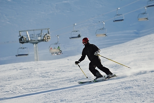 포토 JPG 해외이미지 주간 전신 남자 겨울 스키 겨울스포츠 스키장 한명 성인 야외 옆모습 스키복 리프트 성인남자한명만 스키타기 해외포토 자연요소 1 옷 계절 스포츠 뷰포인트 사람 남자한명만 성인남자만 파일형식 이미지허브