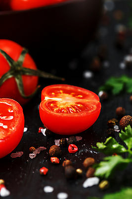 포토 JPG 해외이미지 토마토 방울토마토 검은배경 단면 실내 사람없음 아웃포커스 소프트포커스 소금 통후추 해외포토 백그라운드 채소 촬영기법 내부 검은색 후추 파일형식 이미지허브