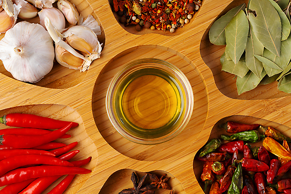 포토 JPG 해외이미지 식재료 고추 실내 마늘 사람없음 올리브오일 향신료 나무접시 월계수 통후추 팔각회향 페페론치노 해외포토 접시 채소 내부 기름_음식 후추 향미료 파일형식 이미지허브