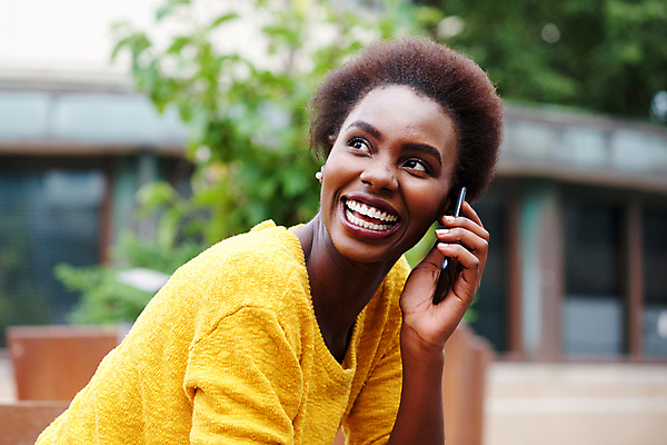 포토 JPG 해외이미지 모델 1 라이프스타일 손 응시 여자 행복 백그라운드 모바일 대화 한명 미소 사람 앉기 성인 야외 스마트폰 뷰티 유행 우주 검은색 기쁨 듣기 잡기 도시 전화기 스마트 스타일 해외포토 시선 감정 컬러 컨셉 모션 표정 말하기 생활 신체부위 핸드폰 스마트기기 파일형식 이미지허브