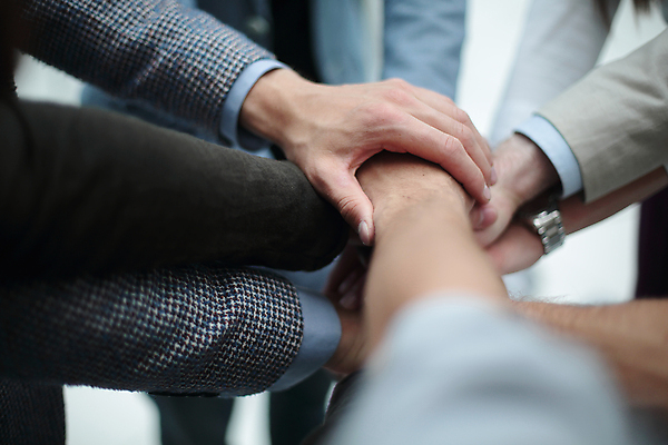 포토 JPG 해외이미지 손 비즈니스 협력 함께함 실내 아웃포커스 신체부위 쌓기 소프트포커스 동료 손모으기 해외포토 컨셉 관계 모션 촬영기법 사람 손짓 내부 파일형식 이미지허브