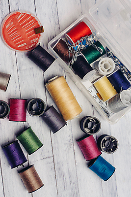 포토 JPG 해외이미지 백그라운드 사람없음 실 바느질 옷핀 반짓고리 나무배경 해외포토 파일형식 이미지허브