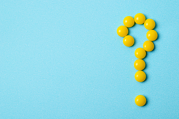 포토 JPG 해외이미지 의학 실내 사람없음 알약 약 노란색 물음표 파란배경 카피스페이스 해외포토 기호 컬러 백그라운드 내부 파란색 공백 파일형식 이미지허브