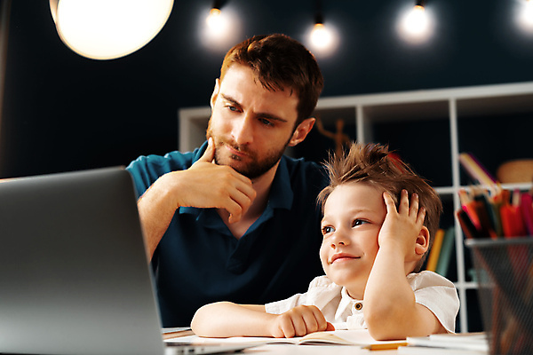 포토 JPG 해외이미지 응시 교육 남자 아들 어린이 함께함 실내 소년 상반신 성인 두명 앞모습 옆모습 노트북 아빠 고민 남자만 해외포토 시선 감정 뷰포인트 컨셉 가족 사람 내부 전자제품 파일형식 이미지허브