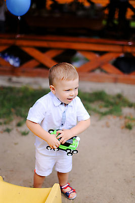 포토 JPG 해외이미지 백인 라이프스타일 응시 남자 행복 감정 아들 얼굴 어린이 남학생 포즈 백그라운드 셔츠 한명 서기 웃음 사람 소년 야외 파란색 뷰티 유행 기쁨 게임 흰색 표현 아기 작음 긍정 고립 스타일 해외포토 서양인 1 학생 시선 컬러 컨셉 상의 가족 모션 놀이 표정 생활 신체부위 크기 파일형식 이미지허브