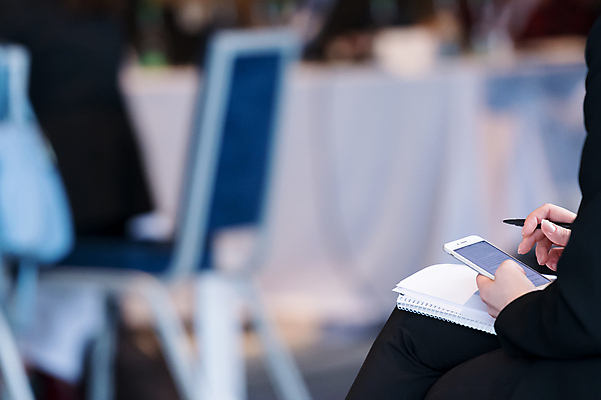 포토 JPG 해외이미지 손 의자 비즈니스 탁자 실내 한명 들기 앉기 상반신 성인 옆모습 아웃포커스 신체부위 스마트폰 펜 다이어리 세미나 성인한명만 해외포토 1 뷰포인트 가구 모션 촬영기법 사람 내부 핸드폰 스마트기기 필기구 사무용품 성인만 파일형식 이미지허브