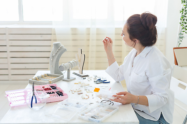 포토 JPG 해외이미지 전통 손 여자 산업 패턴 목걸이 장신구 탁자 창조 미술 한명 장식 유행 귀걸이 장비 수확 공구 업무 바늘 작업실 닫기 상품 바느질 디자이너 보석 구슬 책상 만들기 예술가 팔 장인 구슬장식 솜씨 엘리먼트 전용 핸드메이드 스타일 해외포토 직업 1 가구 무늬 농업 모션 문화예술 사람 신체부위 도구 작업 광석 파일형식 이미지허브