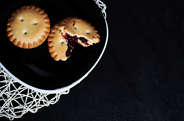 포토 JPG 해외이미지 모양 전통 종이 음식 백그라운드 크리스마스 과일 탁자 휴가 디저트 주택 사랑 요리 사람없음 목재 장식 컵 빨간색 갈색 쿠키 케이크 주방 검은색 빵집 낭만 시골 원형 달콤 맛 아침식사 보호 잼 굽기 먹기 산딸기 레시피 젤리 페스츄리 핸드메이드 맛있는 해외포토 도형 나무 식기 기념일 감정 빵 컬러 가구 컨셉 재료 모션 건물 상점 식사 소스_음식 구이 파일형식 이미지허브