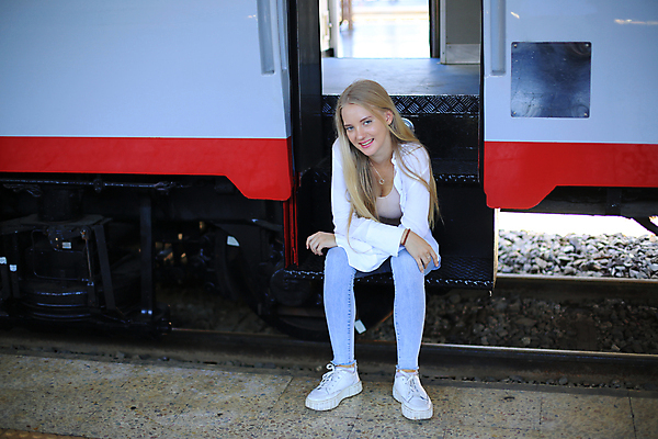 포토 JPG 해외이미지 백인 라이프스타일 여자 행복 아시아 여행 배낭 창문 교통시설 휴가 한명 사람 앉기 성인 여름 여행객 기차 도시 기다림 역 도착 출발 출퇴근 승객 단상 백패커 통근 해외포토 서양인 1 계절 감정 나라 육상교통 교통 컨셉 가방 비즈니스 모션 대중교통 생활 시설 출근 파일형식 이미지허브