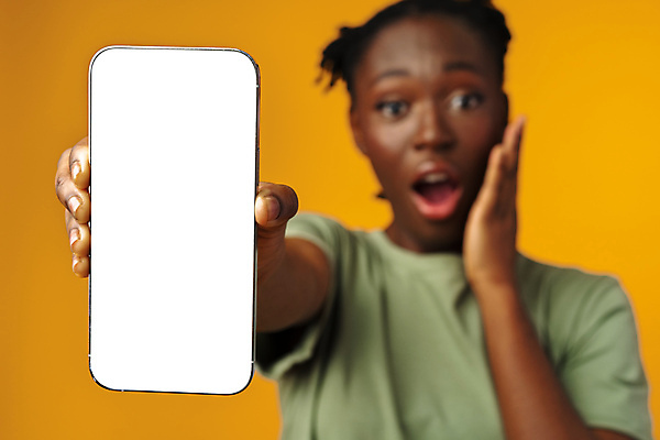 포토 JPG 해외이미지 서양인 여자 흑인 프레임 한명 들기 손짓 상반신 성인 앞모습 스마트폰 놀람 소프트포커스 집중 보여주기 주목 성인여자한명만 해외포토 외국인 1 감정 뷰포인트 컨셉 모션 촬영기법 표정 사람 핸드폰 스마트기기 여자한명만 성인여자만 파일형식 이미지허브