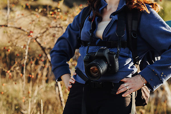 포토 JPG 해외이미지 여자 여행 배낭 휴가 산 건강 한명 야외 여행객 카메라 일몰 트래킹 하이킹 자유 디지털카메라 저녁 주말 하이커 해외포토 1 컨셉 가방 레저 사람 전자제품 노을 야간 파일형식 이미지허브