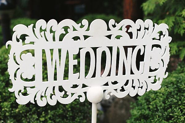 포토 JPG 해외이미지 문양 사람없음 흰색 표지판 화려 풀숲 결혼소품 해외포토 컬러 결혼 컨셉 알림판 숲 오브젝트 파일형식 이미지허브