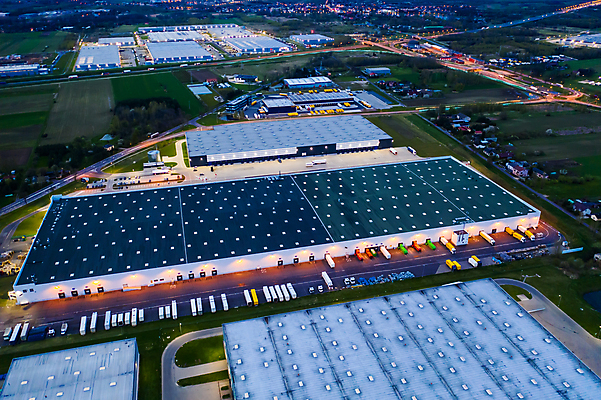 포토 JPG 해외이미지 공원 산업 도로 비즈니스 교통시설 자동차 안테나 사람없음 건물 트럭 화물 도시 센터 상품 정상 주식 컨테이너 창고 무역 상업 머리위 트랙터 수납 짐차 무거움 트레일러 물류 슈퍼마켓 드론 분배 수입 터미널 해외포토 건축물 공공시설 길 육상교통 교통 통신 금융 상점 운송업 무게 농기계 시설 특수차량 파일형식 이미지허브