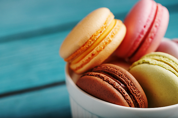 포토 JPG 해외이미지 그릇 디저트 실내 근접촬영 사람없음 아웃포커스 달콤 담기 파란배경 마카롱 나무배경 해외포토 식기 음식 뷰포인트 백그라운드 모션 촬영기법 내부 파란색 맛 파일형식 이미지허브