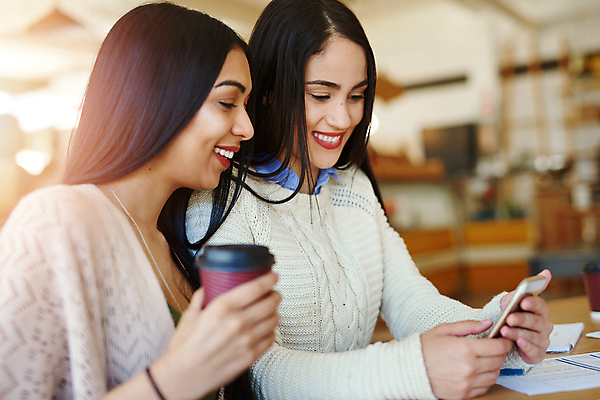 포토 JPG 해외이미지 라이프스타일 응시 여자 행복 탁자 함께함 실내 들기 앉기 상반신 20대 성인 두명 옆모습 아웃포커스 친구 스마트폰 우정 카페 잡기 테이크아웃컵 성인여자만 해외포토 시선 감정 뷰포인트 가구 컨셉 관계 모션 촬영기법 사람 청년 내부 생활 컵 핸드폰 스마트기기 상점 여자만 성인만 파일형식 이미지허브