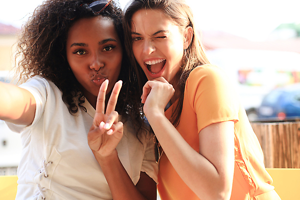 포토 JPG 해외이미지 주간 라이프스타일 여자 행복 윙크 웃음 상반신 성인 야외 두명 앞모습 친구 셀프카메라 브이 성인여자만 해외포토 자연요소 감정 뷰포인트 관계 표정 사람 손짓 생활 사진촬영 여자만 성인만 파일형식 이미지허브