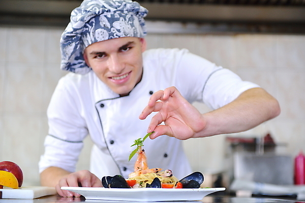 포토 JPG 해외이미지 남자 파스타 실내 요리 한명 상반신 성인 앞모습 주방 요리사 잡기 성인남자한명만 플레이팅 해외포토 직업 1 뷰포인트 모션 서양음식 사람 내부 상차림 남자한명만 성인남자만 파일형식 이미지허브