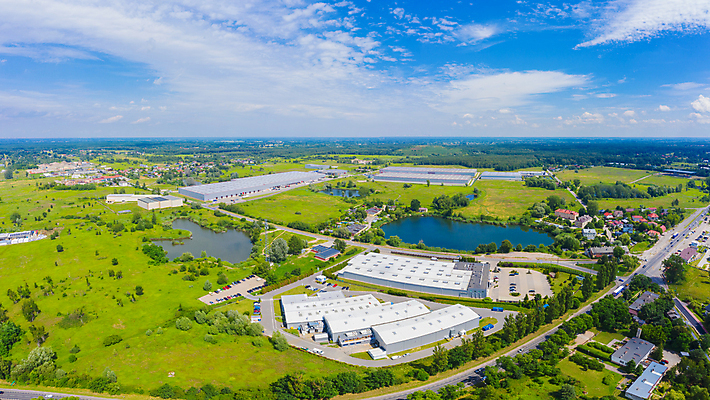 포토 JPG 해외이미지 유럽 산업 도로 비즈니스 공장 교통시설 자동차 독일 안테나 사람없음 화물 상품 컨테이너 창고 시설 상업 수납 짐차 무거움 트레일러 물류 폴란드 드론 분배 수입 조감도 해외포토 나라 길 육상교통 교통 통신 공업 운송업 무게 파일형식 이미지허브