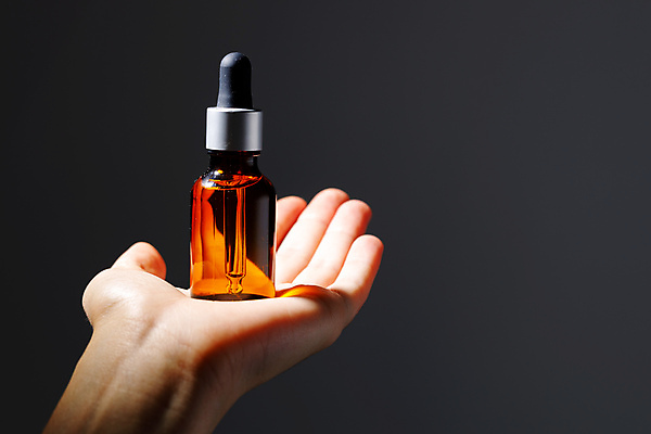 포토 JPG 해외이미지 손 검은배경 실내 들기 신체부위 뷰티 오일 오브젝트 공병 앰플 해외포토 음식 백그라운드 모션 사람 내부 검은색 화장품 병_담는 파일형식 이미지허브