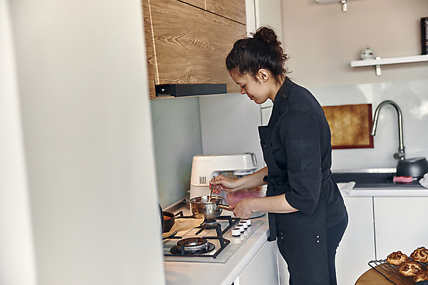 포토 JPG 해외이미지 여자 실내 한명 상반신 성인 옆모습 주방 가스레인지 냄비 제빵 제빵사 성인여자한명만 젓기 해외포토 직업 1 뷰포인트 모션 사람 내부 제과제빵 가전제품 레인지 솥 여자한명만 성인여자만 파일형식 이미지허브