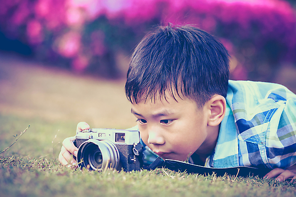 포토 JPG 해외이미지 라이프스타일 남자 행복 어린이 여행 상상 자연 한명 사람 동양인 소년 취미 야외 가로 여행객 카메라 사진촬영 기쁨 수확 소프트포커스 사진사 호기심 그림 복고 슛 내추럴 거짓말 블러 해외포토 1 감정 컨셉 농업 촬영기법 인종 생활 전자제품 촬영 작가 생태계 파일형식 이미지허브