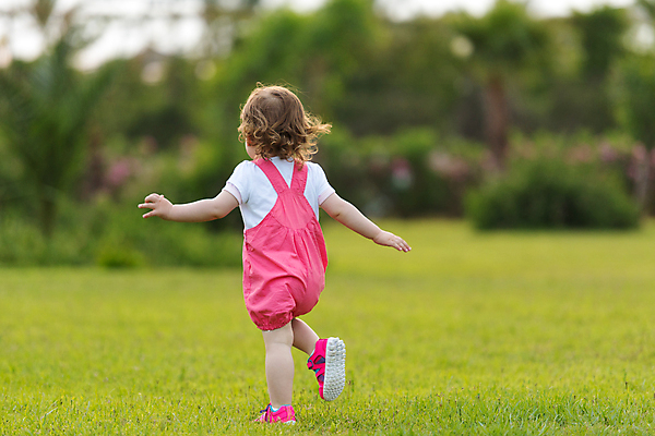 포토 JPG 해외이미지 주간 전신 서양인 여자 어린이 팔벌리기 한명 야외 뒷모습 아웃포커스 달리기 소녀한명만 해외포토 자연요소 외국인 1 뷰포인트 모션 촬영기법 사람 여자한명만 소녀만 파일형식 이미지허브
