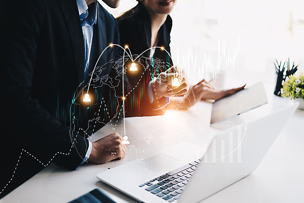 포토 JPG 해외이미지 여자 남자 비즈니스 그래프 상반신 성인 두명 옆모습 노트북 사무실 업무 성인만 해외포토 뷰포인트 사람 전자제품 작업 파일형식 이미지허브