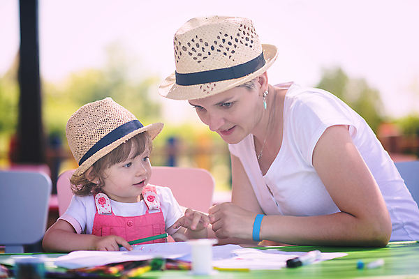 포토 JPG 해외이미지 여자 딸 종이 어린이 탁자 엄마 함께함 미술 상반신 성인 야외 두명 앞모습 옆모습 그림 크레파스 여자만 해외포토 뷰포인트 가구 컨셉 가족 문화예술 학용품 사람 파일형식 이미지허브