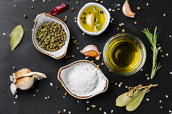 포토 JPG 해외이미지 식재료 검은배경 실내 마늘 사람없음 올리브오일 향신료 로즈메리 굵은소금 월계수 통마늘 해외포토 백그라운드 채소 내부 검은색 기름_음식 허브 소금 향미료 파일형식 이미지허브