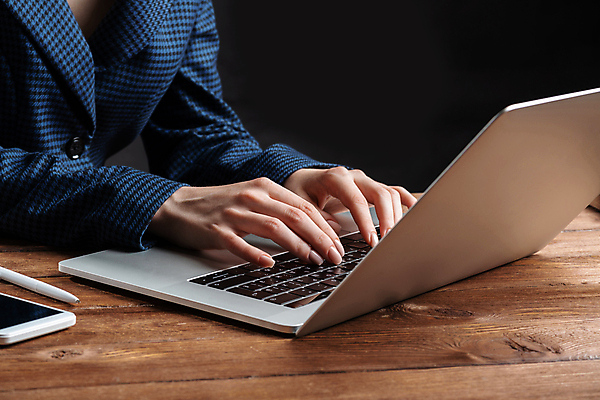 포토 JPG 해외이미지 손 여자 비즈니스 검은배경 실내 한명 상반신 성인 옆모습 노트북 타이핑 비즈니스우먼 나무탁자 성인여자한명만 해외포토 1 뷰포인트 백그라운드 탁자 사람 내부 신체부위 전자제품 검은색 직장인 여자한명만 성인여자만 파일형식 이미지허브