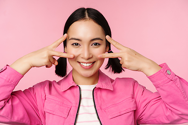 포토 JPG 해외이미지 여자 한명 서기 동양인 손짓 상반신 성인 표현 브이 성인여자한명만 분홍색배경 해외포토 1 분홍색 백그라운드 모션 사람 인종 여자한명만 성인여자만 파일형식 이미지허브