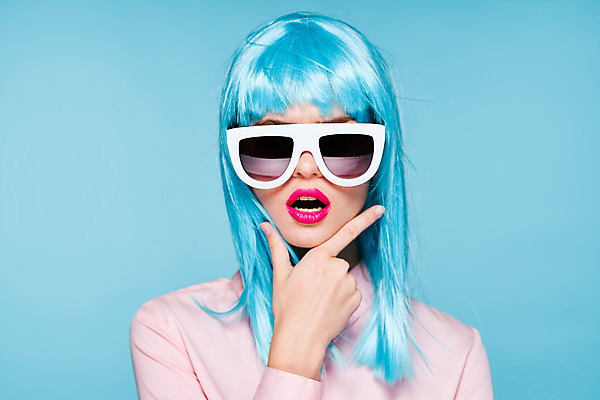 포토 JPG 해외이미지 여자 하늘색 한명 상반신 성인 앞모습 선글라스 턱괴기 가발 성인여자한명만 힙스터 해외포토 1 패션 안경 뷰포인트 모션 사람 파란색 여자한명만 성인여자만 파일형식 이미지허브