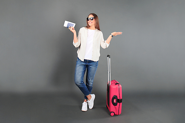 포토 JPG 해외이미지 전신 여자 여행 회색배경 실내 한명 서기 들기 성인 앞모습 여행객 캐리어 다리꼬기 성인여자한명만 해외포토 1 뷰포인트 백그라운드 모션 사람 내부 여행가방 회색 여자한명만 성인여자만 파일형식 이미지허브