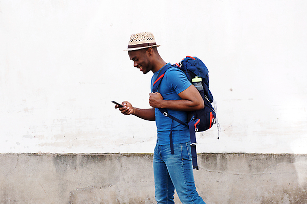 포토 JPG 해외이미지 모델 모자 1 라이프스타일 손 응시 남자 행복 얼굴 백그라운드 가방 배낭 텍스트 모바일 거리 한명 미소 웃음 사람 성인 야외 옆모습 여름 스마트폰 유행 여행객 걷기 우주 검은색 흰색 표현 잡기 도시 전화기 스마트 해외포토 시선 잡화 계절 감정 뷰포인트 컬러 컨셉 모션 표정 생활 신체부위 핸드폰 스마트기기 파일형식 이미지허브