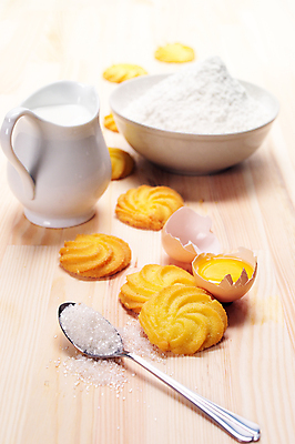 포토 JPG 해외이미지 그릇 주전자 사람없음 쿠키 계란 숟가락 우유 설탕 준비 밀가루 제빵 거품기 나무배경 해외포토 식기 백그라운드 주방용품 디저트 유제품 수저 제과제빵 알 가루 파일형식 이미지허브