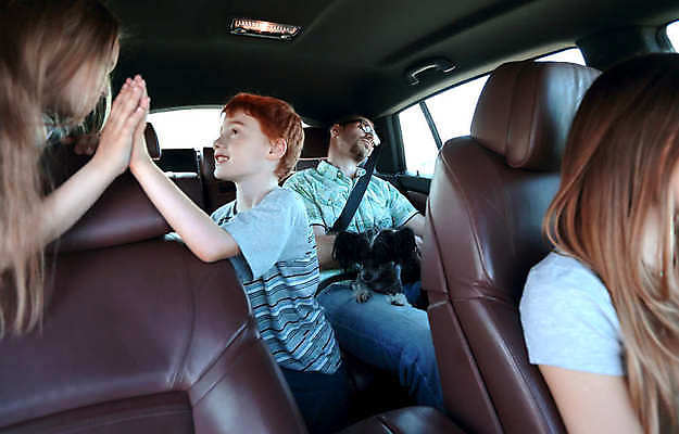 포토 JPG 해외이미지 응시 여자 남자 아들 어린이 가족 자동차 놀이 엄마 함께함 사람 앉기 소년 여러명 상반신 성인 앞모습 옆모습 운전 손뼉치기 해외포토 시선 육상교통 뷰포인트 다수 컨셉 관계 모션 파일형식 이미지허브