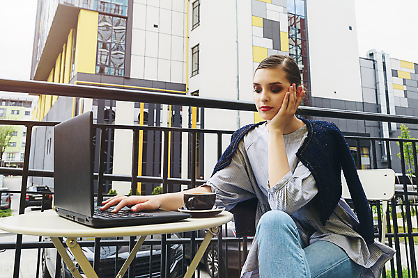 포토 JPG 해외이미지 직업 1 학생 손 여자 행복 커피 인터넷 비즈니스 통신 탁자 모바일 한명 미소 사람 앉기 성인 야외 컵 빨간색 여름 노트북 스마트폰 핸드폰 쇼핑 컴퓨터 노란색 유행 공책 카페 작업 아침식사 연결 입술 와이파이 긍정 온라인 해외포토 식기 계절 감정 음료 컬러 가구 컨셉 모션 문구용품 표정 신체부위 전자제품 스마트기기 상점 식사 무선인터넷 파일형식 이미지허브