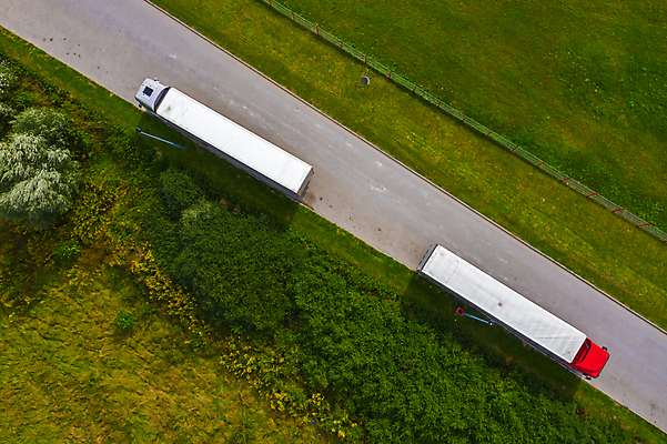 포토 JPG 해외이미지 산업 도로 여행 밭 농업 비즈니스 교통시설 자동차 자연 안테나 사람없음 야외 초록색 맑음 운전 트럭 화물 시골 고속도로 정상 교차로 상업 짐차 무거움 트레일러 물류 모터 드론 방법 자동 해외포토 길 육상교통 컬러 교통 통신 모션 날씨 운송업 무게 시설 생태계 파일형식 이미지허브
