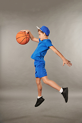 포토 JPG 해외이미지 백인 남자 어린이 스포츠 백그라운드 이동 장난 공 모션 놀이 농구 기술 실내 한명 사람 소년 취미 운동복 운동 점프 회색 에너지 게임 스웨터 연습 고립 챔피언 캡모자 플레이어 해외포토 서양인 모자_잡화 1 옷 컬러 컨셉 상의 건강 내부 구기 파일형식 이미지허브