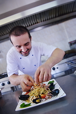 포토 JPG 해외이미지 남자 파스타 실내 요리 한명 상반신 성인 앞모습 주방 요리사 성인남자한명만 플레이팅 해외포토 직업 1 뷰포인트 서양음식 사람 내부 상차림 남자한명만 성인남자만 파일형식 이미지허브